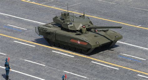 俄罗斯T-72坦克，加装“竞技场”主动防御系统，再也不怕飞炮塔