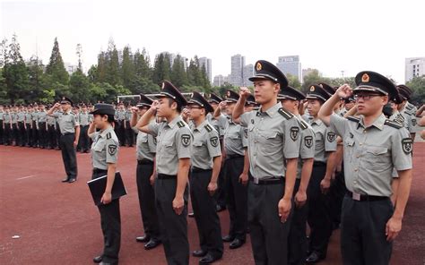 大学是军校毕业的，现在在部队当军官，以后毕业转业大概会 ...