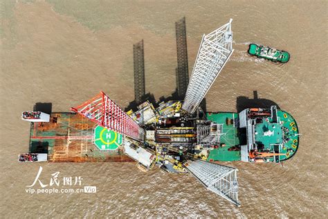 浙江舟山：迎来今年首个大型海工平台进港维修改造