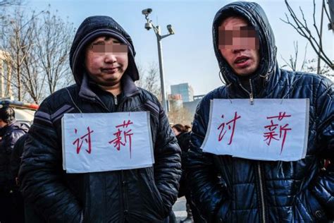 河南农民工讨薪竟被保安围打，无人上前阻拦还有人大喊“打打打”_凤凰网视频_凤凰网