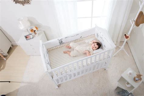 新生儿跟妈妈睡还是睡婴儿床（孩子还和你睡在一张床上吗）-幼儿百科-魔术铺