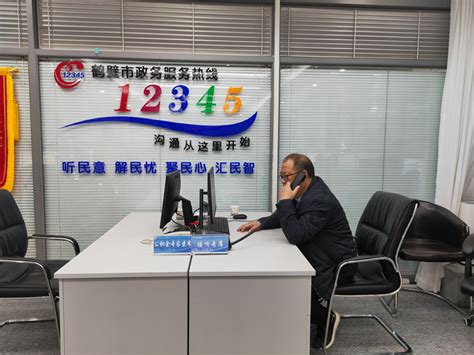 记者探访 鹤壁行政服务中心8大业务窗口开放， 市民间隔1米有序排队办事-大河新闻