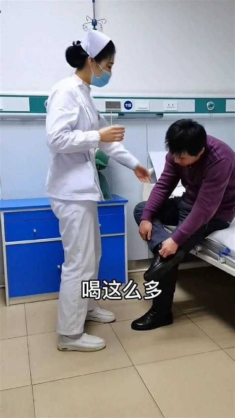 一名专业医生帮助躺在医院病床上的病人，他戴着氧气面罩，正在检查病历高清摄影大图-千库网