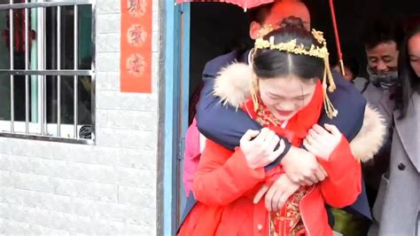 实拍：湖南农村倒插门婚礼，新娘背新郎出嫁，新娘辛苦了_腾讯视频