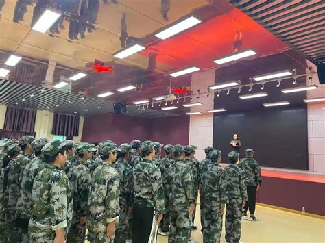 学校举行庆国庆升旗仪式-河南开封科技传媒学院