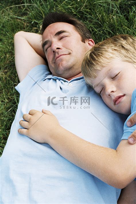父亲和儿子躺在户外睡觉高清摄影大图-千库网