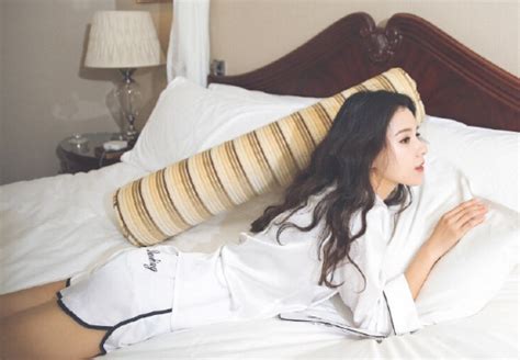 [视频]王思聪前女友张予曦晒性感床上写真 - 八卦娱乐 - 红网视听