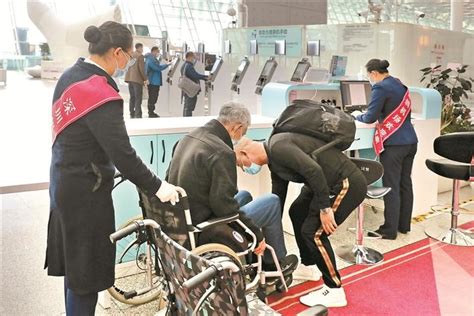轮椅不能进客舱！70岁老人如何登机？记者随老年旅客实地体验_深圳新闻网