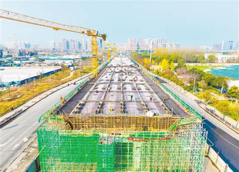 襄阳机场改扩建工程新建综合楼项目喜封金顶 - 中国民用航空网