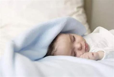 梦见一个小婴儿（宝宝在睡梦中无缘无故大哭）-幼儿百科-魔术铺