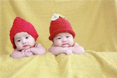 双胞胎男孩高清摄影大图-千库网