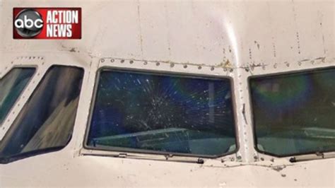 美国航空客机因挡风玻璃破碎紧急迫降|界面新闻 · 商业