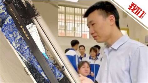 《我们视频·热点》贵州高三老师流泪用戒尺打学生手心：戒尺是学生送的礼物 被他们的祝福感动_高清1080P在线观看平台_腾讯视频