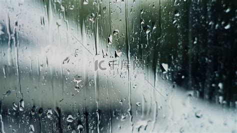 下雨天玻璃上雨水滑落伤感氛围意境高清摄影大图-千库网