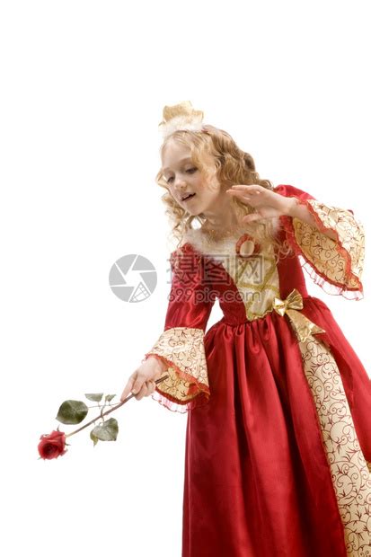 白种人美丽的小女孩长金发穿着公主服装红玫瑰像魔杖般的红玫瑰在白色背景的红和金帝国礼服学校诺维科夫高清图片下载-正版图片307994219-摄图网