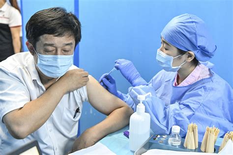 深圳3至11岁儿童开打疫苗--图片新闻