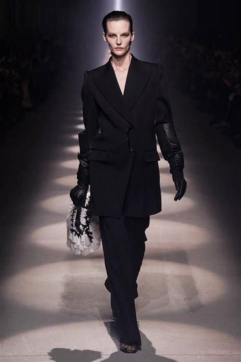纪梵希 Givenchy 2019/20秋冬高级定制秀(细节) - Paris Couture Fall 2019 - 天天时装-口袋里的时尚指南