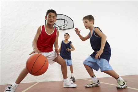 打篮球的基本功是什么 打篮球带给身体的好处有哪些 - 户外活动 ...