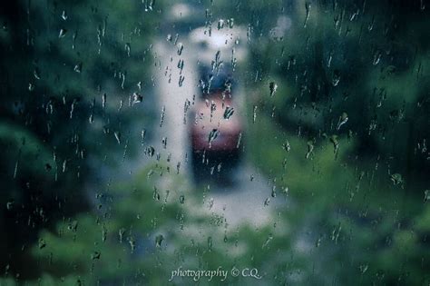 小男孩图片-小男孩透过窗户看着外面的下雨天素材-高清图片-摄影照片-寻图免费打包下载