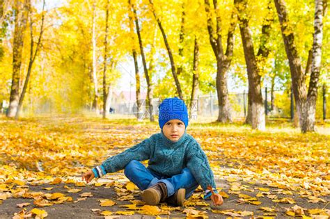 穿着毛衣和帽子的男孩在秋天高清图片下载-正版图片504615908-摄图网