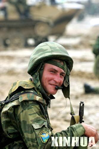图文：参加军演的俄罗斯士兵在微笑_新浪军事_新浪网