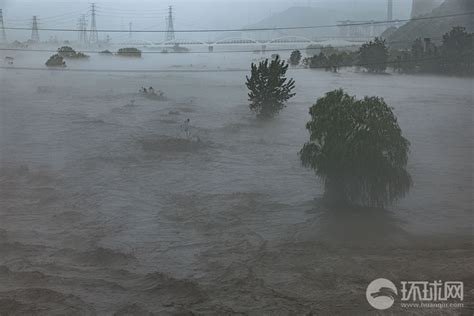 韩媒：韩国首都圈暴雨，汉江水位高达9.6米，潜水桥完全被淹
