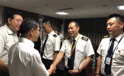 这就是川航3U8633的英雄机长刘传健和受伤的90后副驾驶徐瑞辰以及空乘