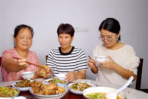 农村婆婆跟儿媳妇回娘家，亲家花4个小时做美食，看晚饭吃些啥_凤凰网视频_凤凰网