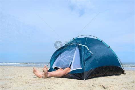 北单身男子睡在海滩的避难所中有趣帐篷高清图片下载-正版图片307701509-摄图网
