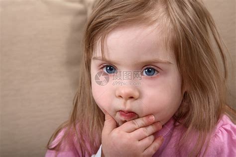 唐氏综合症女孩残障童年白色人士眼睛儿童精神蓝色疾病孩子高清图片下载-正版图片320000124-摄图网