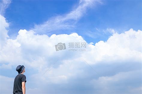抬头望着蓝天白云的人高清图片下载-正版图片500530205-摄图网