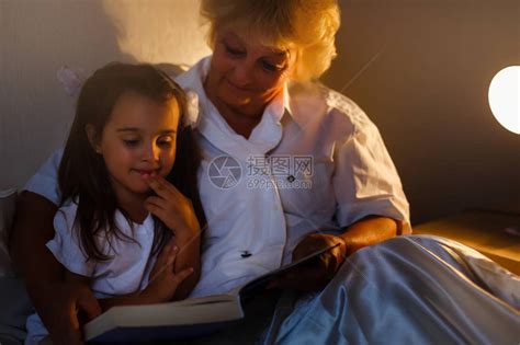 祖母给她的小孙女读童话高清图片下载-正版图片402357101-摄图网