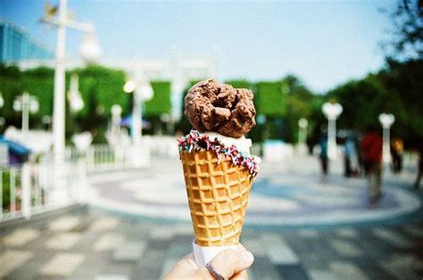 夏日巧克力冰激凌图片 - 站长素材
