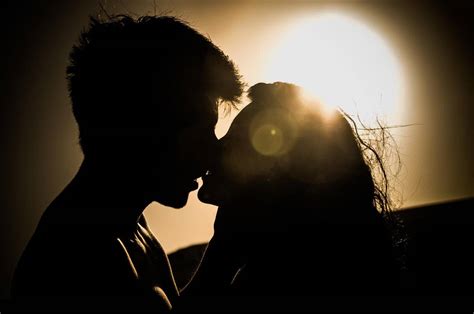 西西语男人亲吻漂亮女人起皱快乐夹克脸颊黑发情人条纹夫妻女士丈夫高清图片下载-正版图片320216985-摄图网