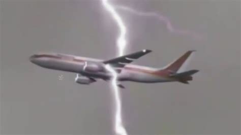 历史上的今天8月2日_2005年法国航空358号班机在多伦多国际机场因天气恶劣坠毁，机上309人全数生还。