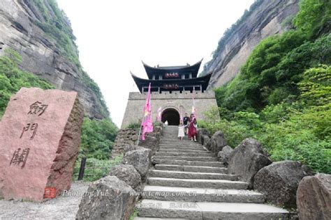 中国历史上著名的关隘剑门关，在四川省广元市剑阁县