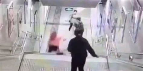 好疼！女子玩手机踩空，滚下地铁站楼梯(含视频)_手机新浪网