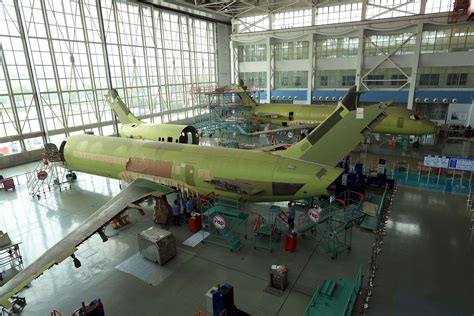 “水门”迎接，中国东方航空接收全球首架国产C919飞机_手机新浪网
