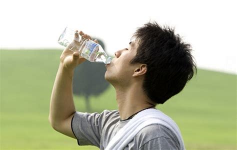 “不喝水”的危害，绝不仅仅只是口渴而已|饮用水|饮水量|身体_新浪新闻