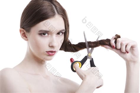 女人拿着剪刀剪头发图片-包图网