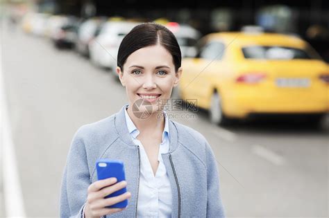 旅行,商务旅行,人旅游微笑的轻妇女与智能手机出租车车站城市街道高清图片下载-正版图片300594940-摄图网