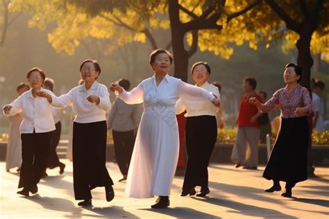 烟台老人爱跳广场舞锻炼身体 年轻人运动时间少（图）_山东频道_凤凰网