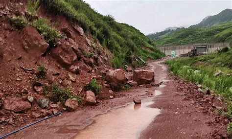 云南双江遭遇强降雨 境内多处道路塌方山体滑坡-图片频道