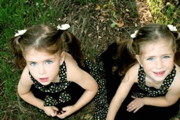 有两个女儿双胞胎的家庭高清图片下载-正版图片506237724-摄图网