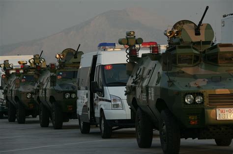 武警部队3辆“新星”4×4装甲车待命出击。_新浪图集_新浪网