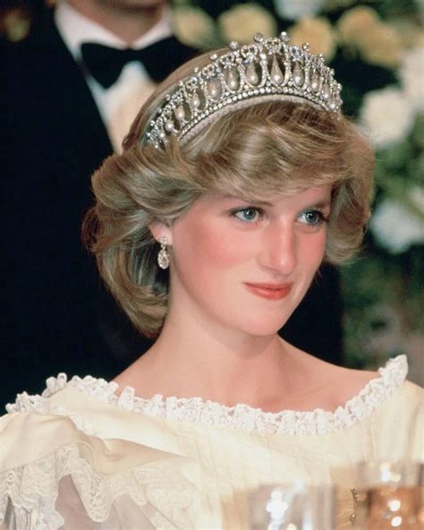 戴安娜王妃才是真敢穿，26年前的复仇小黑裙，现在看依然够大胆！|戴安娜|王妃|黑裙_新浪新闻