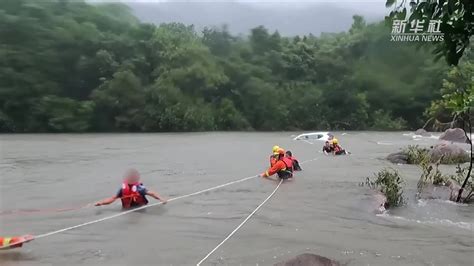 广东阳江：台风天小车被急流冲走 被困5人成功获救_凤凰网视频_凤凰网