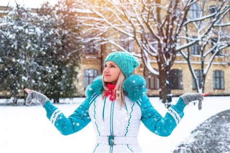 美女图片-年轻的女人在冬天的城市公园里享受雪素材-高清图片-摄影照片-寻图免费打包下载