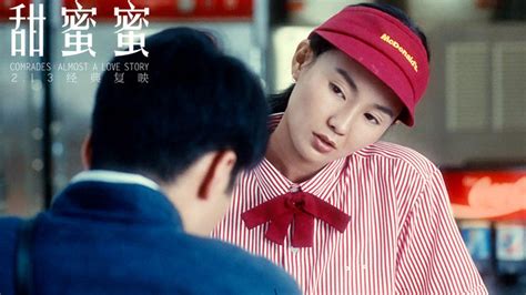 电影《甜蜜蜜》中，张曼玉饰演的李翘来认领豹哥尸体……_新浪新闻