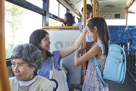 妈妈和女儿一起乘坐公交车高清图片下载-正版图片502045215-摄图网
